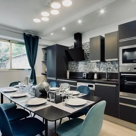 Eiffel Tower 3 Bedroom Apartment *