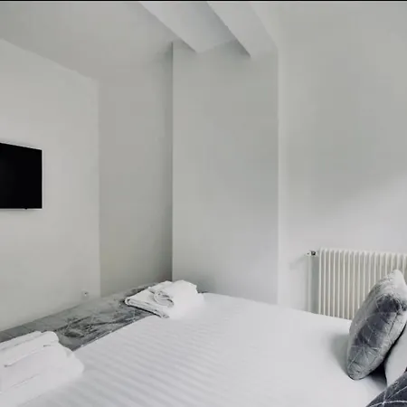 Eiffel Tower 3 Bedroom Apartment Paris