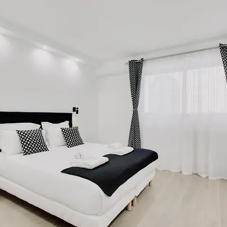 Eiffel Tower 3 Bedroom Apartment *