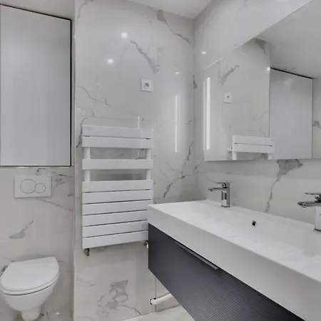 Eiffel Tower 3 Bedroom *